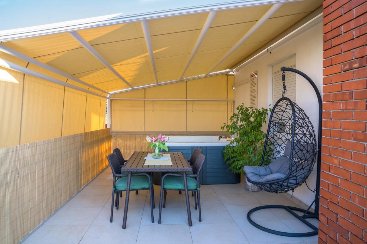 Paula With Private Jacuzzi And Parking- Near The Appartamento Zara