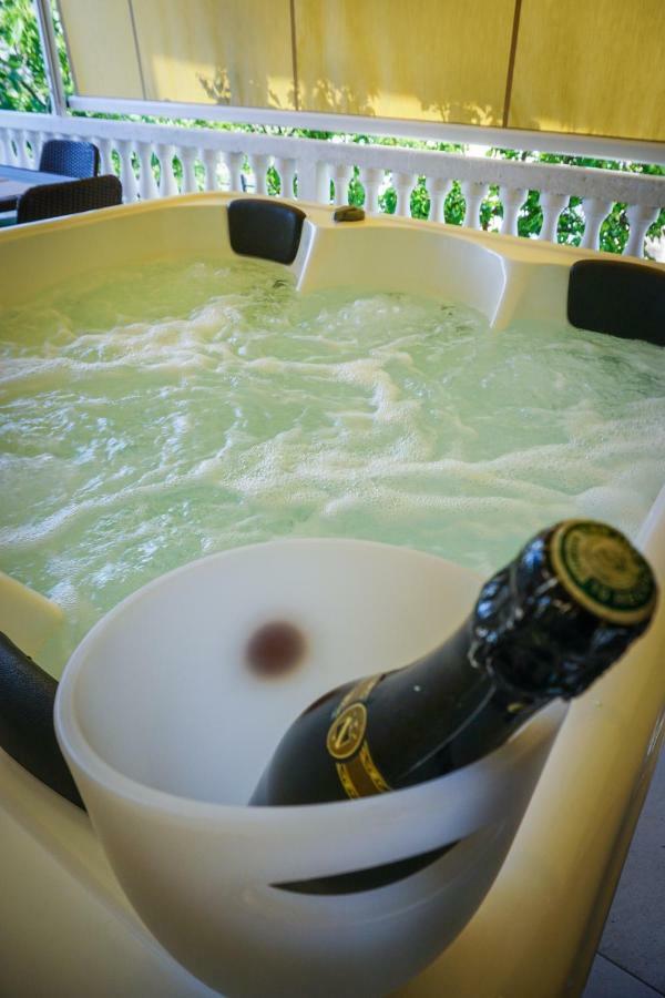 Paula With Private Jacuzzi And Parking- Near The Appartamento *