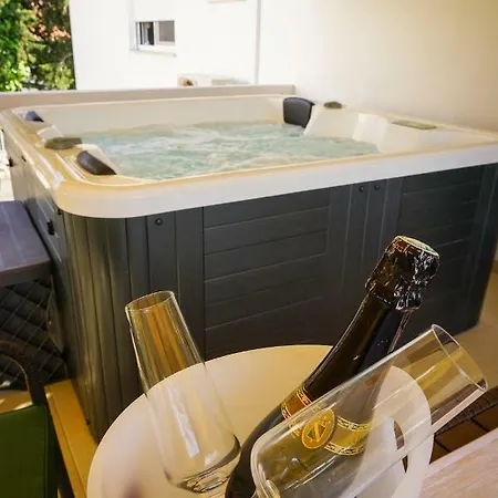 Apartment Paula With Private Jacuzzi And Parking- Near The Beach Zadar Exterior foto